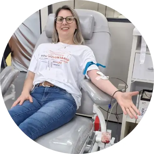 Foto de Carla Angonese doando sangue.