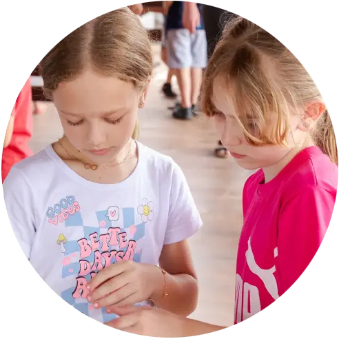 Foto de duas meninas olhando para um livro.