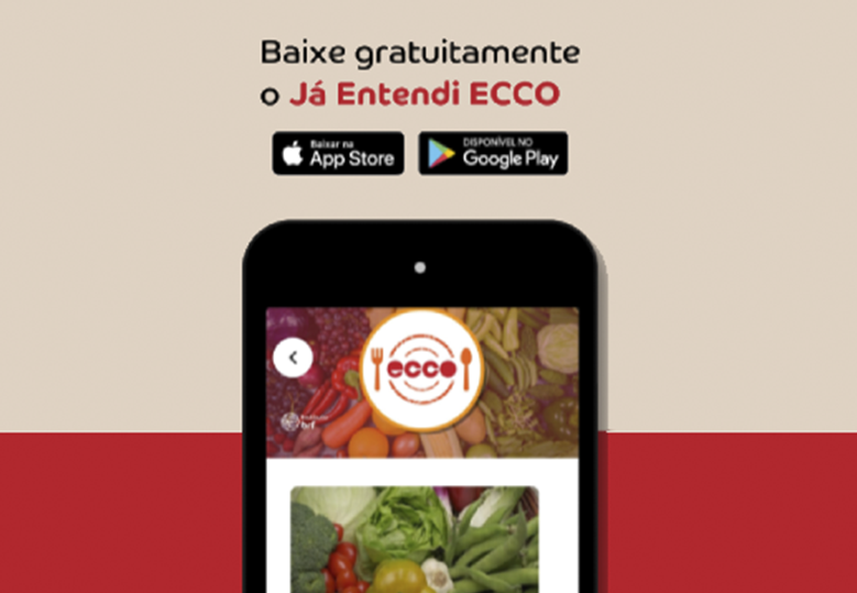 Arte com fundo cinza e vermelho com o texto “Baixe gratuitamente o Já Entendi Ecco”, selos da Apple Store e Google Play, e a imagem de um celular com o aplicativo sendo exibido na tela.