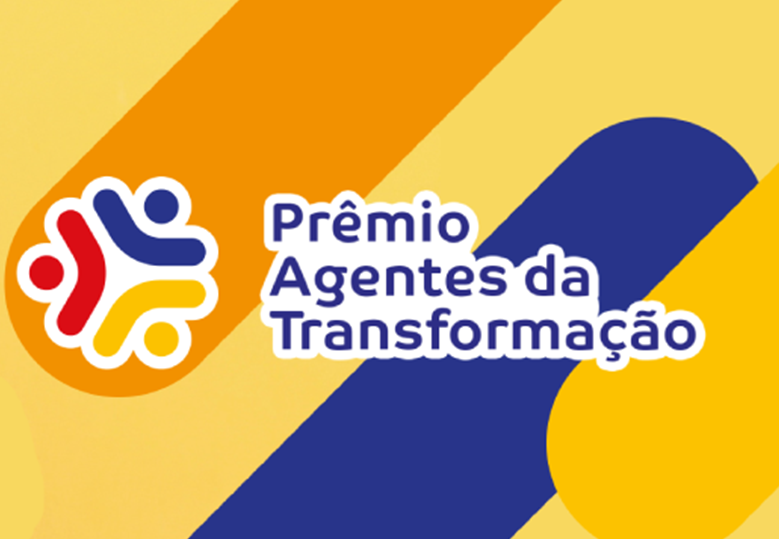 Arte em fundo amarelo com linhas paralelas nas cores laranja, azul e amarelo. À esquerda há o ícone de três pessoas formando um círculo e o texto "Prêmio Agentes da Transformação".