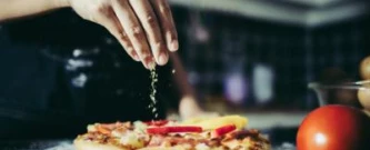 Montagem de pizzas solidárias